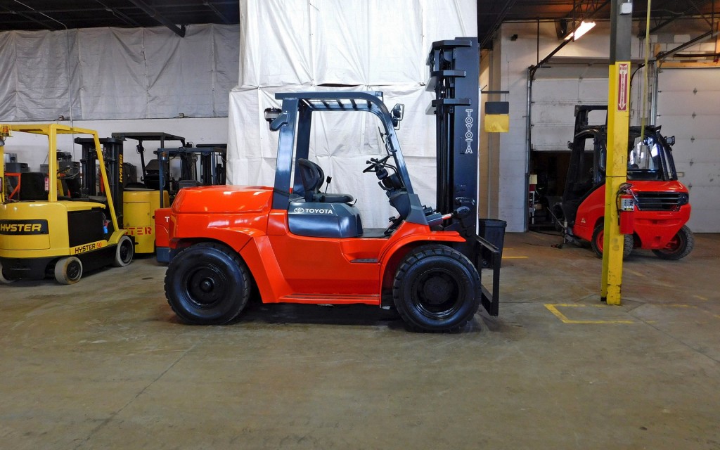  2007 Toyota 7FDU70 Forklift on Sale in Connecticut