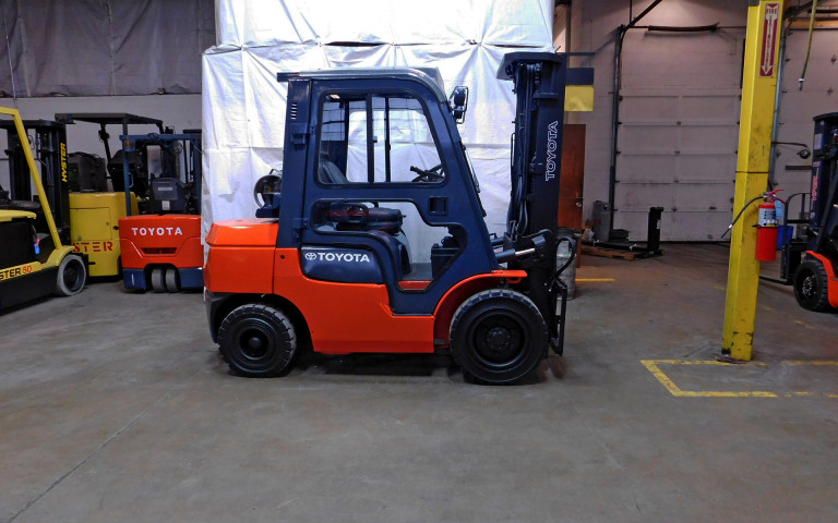 2006 Toyota 7FGU30 Forklift on Sale in Connecticut